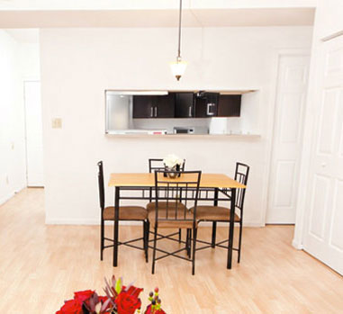 Urbana IL Apartment with hardwood floors & fully furnished